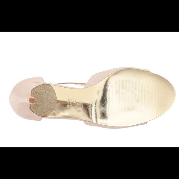 💕🎉Adrianna Papell Glamorous Gold Shoes🎉💕 - Picture 2 of 7